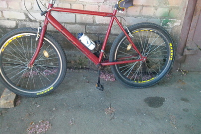 Велосипед червоного кольору