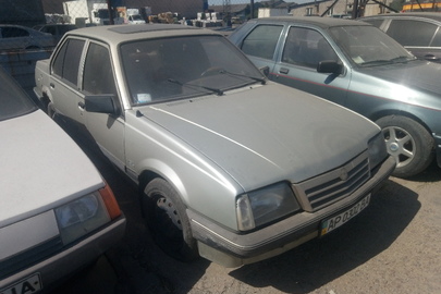 Легковий автомобіль OPEL ASCONA, державний номер АР0302ВА, 1987 року випуску, сірого кольору, кузов №WOL000087H1023443