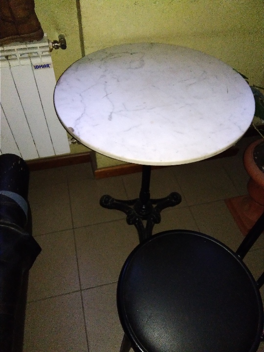Стіл круглий, бежевого кольору, у кількості 4 шт.