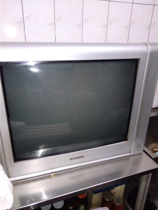 Телевізор Changhong сірого кольору