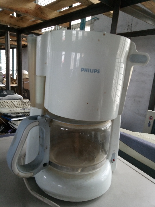 Кавоварка PHILIPS в корпусі білого кольору