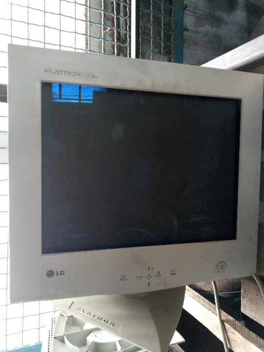 Монітор LG, сірого кольору в кількості - 3 шт.