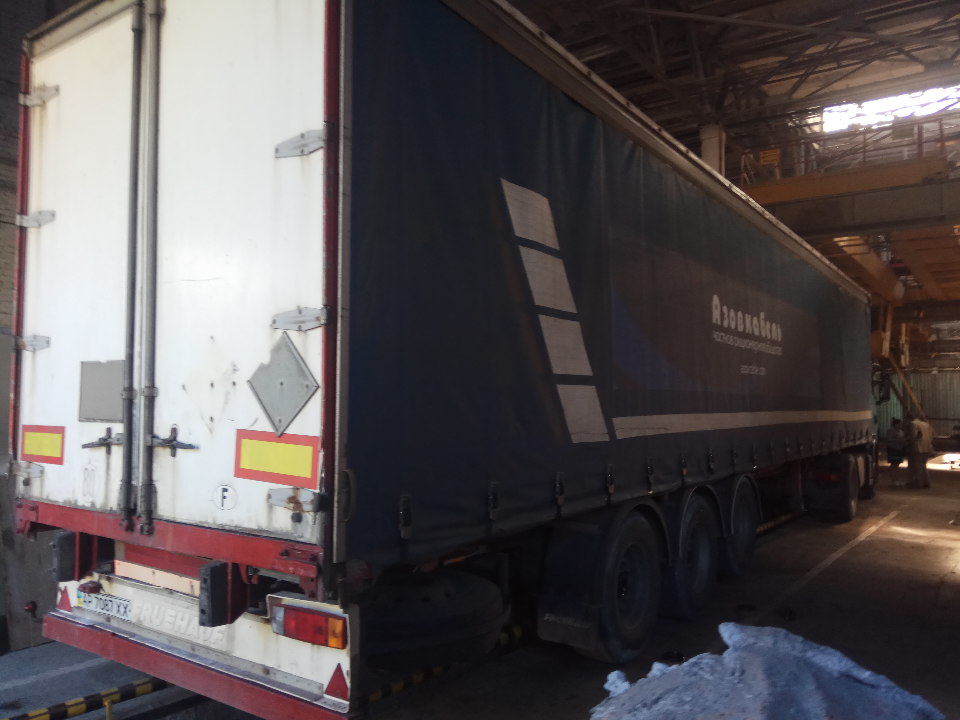 Напівпричіп бортовий тентований FRUEHAUF, державний номер АР7087ХХ, 1999 року випуску, червоного кольору, шасі №VFKTE34CAW2XB0545
