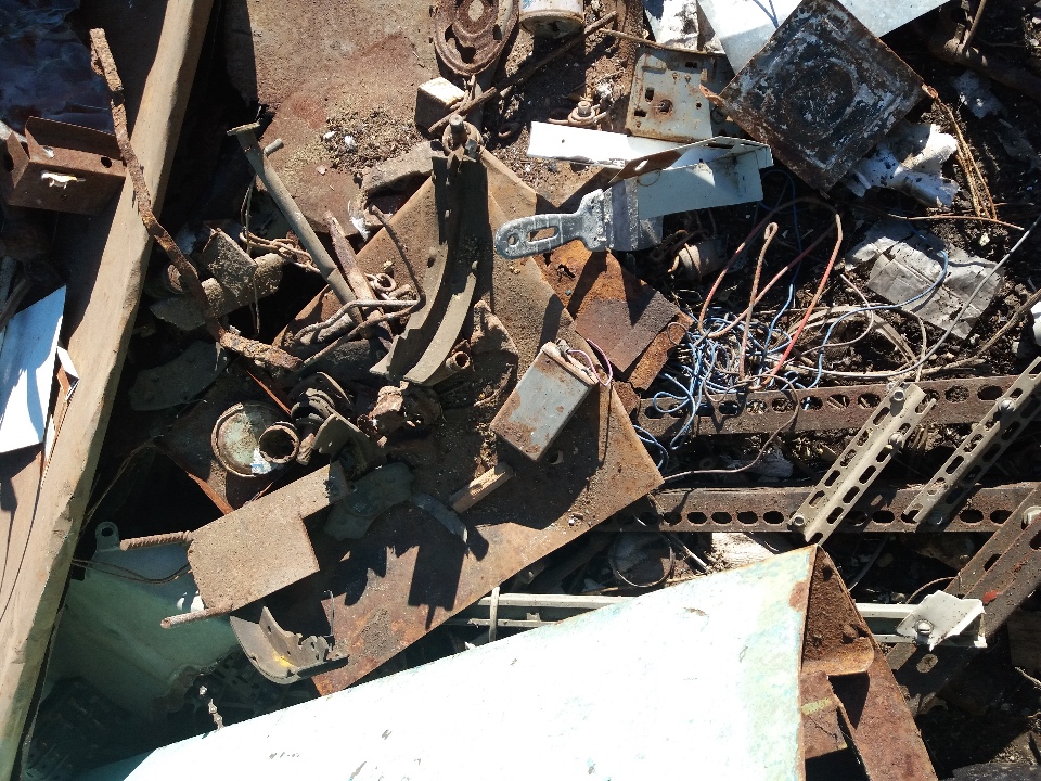 Брухт лому чорних металів вагою 104 кг