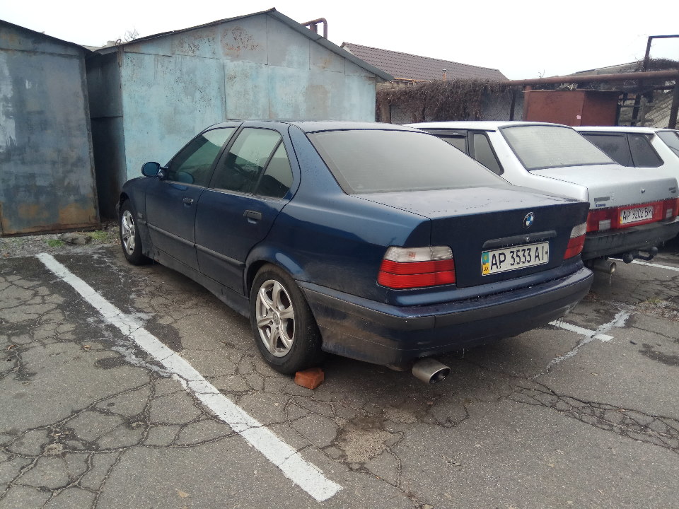 Легковий седан-В BMW 318I, державний номер АР3533АІ, 1992 року випуску, синього кольору, кузов №WBACA31040FB33223