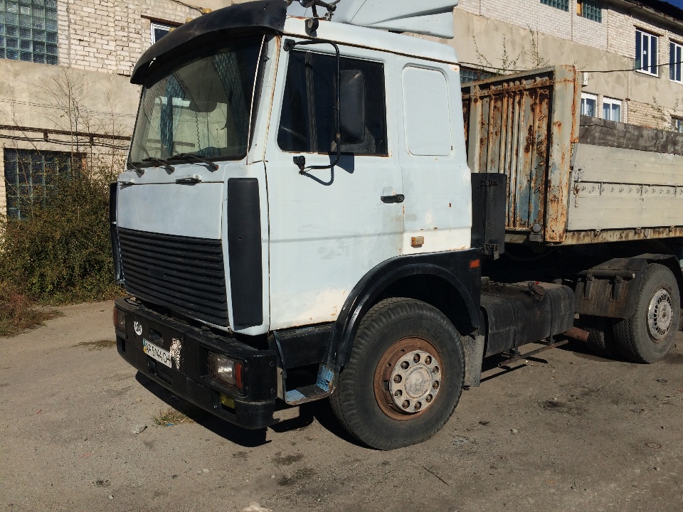 Вантажний сідловий тягач МАЗ 54323, державний номер АР5144СН, 1998 року випуску, сірого кольору, кузов №Y3M543230W0026104