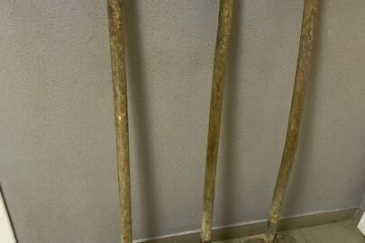 Конфісковане майно за рішенням суду: три металеві лопати з дерев'яними ручками, бувші у використанні