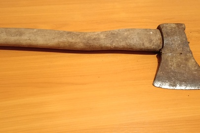 Конфісковане майно за рішенням суду: сокира з дерев'яною ручкою, б/в