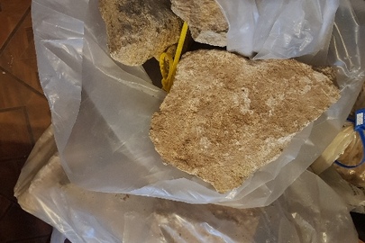 Конфісковане майно за рішенням суду фрагменти каменю в кількості 21 шт.