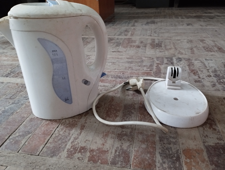 Електричний чайник MODEL NO.:WK-011 білого кольору, робочий стан не перевірявся, бувший у користуванні