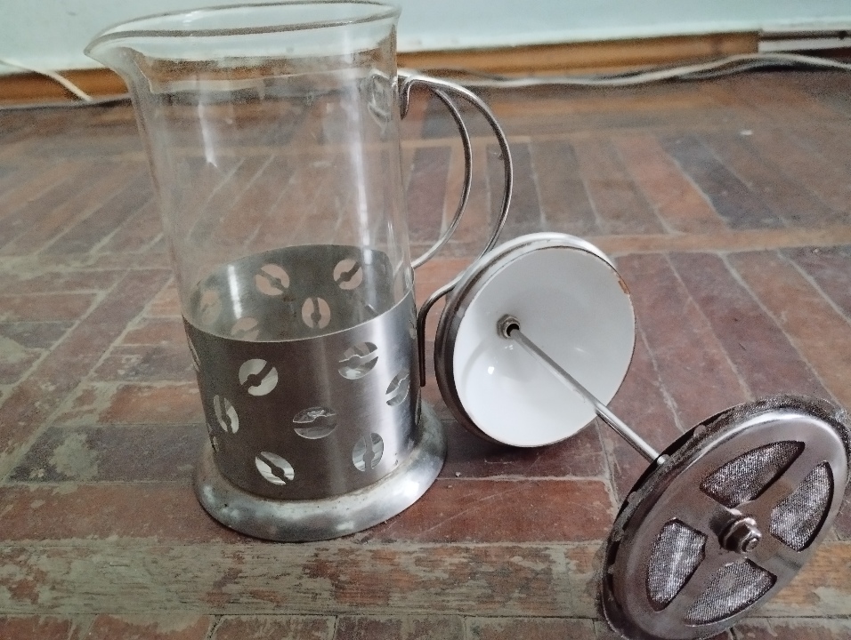 Чайник-заварник сірого кольору в робочому стані, бувший у користуванні