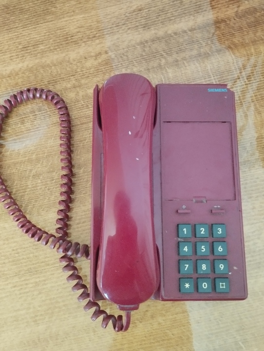 Стаціонарний телефон SIEMENS червоного кольору, робочий стан не перевірявся, бувший у користуванні