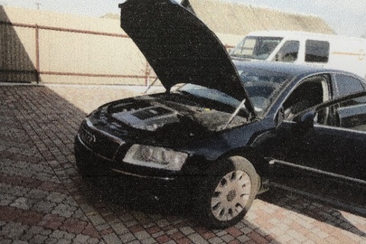 Транспортний засіб марки "Audi А8", 2004 року випуску, реєстраційний номер JGB881, №куз. WAUZZZ4E94N016565, синього кольору