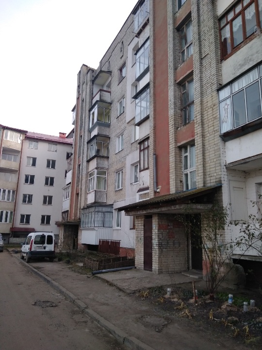 Предмет іпотеки: трикімнатна квартира, загальною площею 69.9 кв.м., житловою площею 46.9 кв.м., за адресою: Львівська область, Жовківський район, м. Рава-Руська, вул. Залізної Дивізії, 2/24