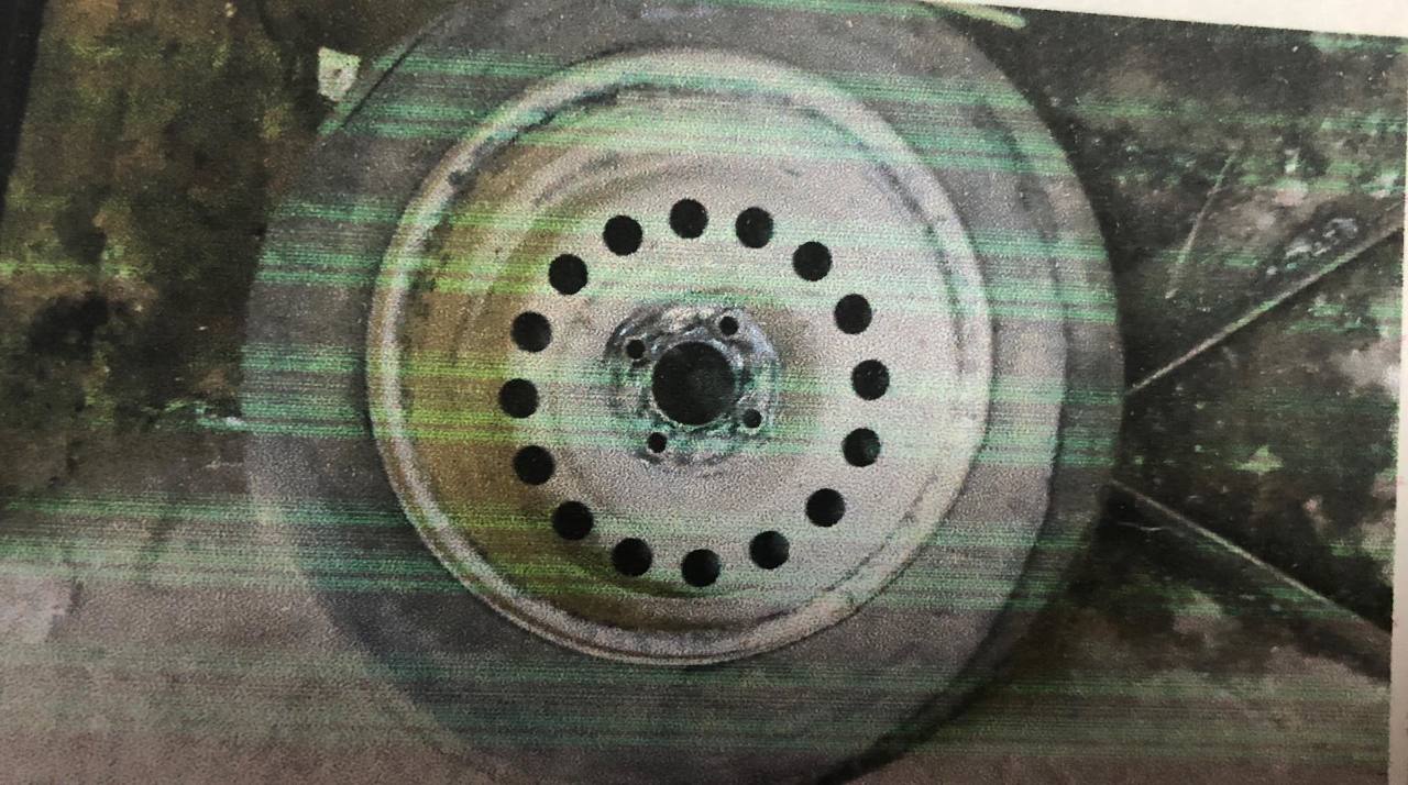 Запасне колесо до автомобіля з диском, вживане, в розрізаному стані, з маркуванням 