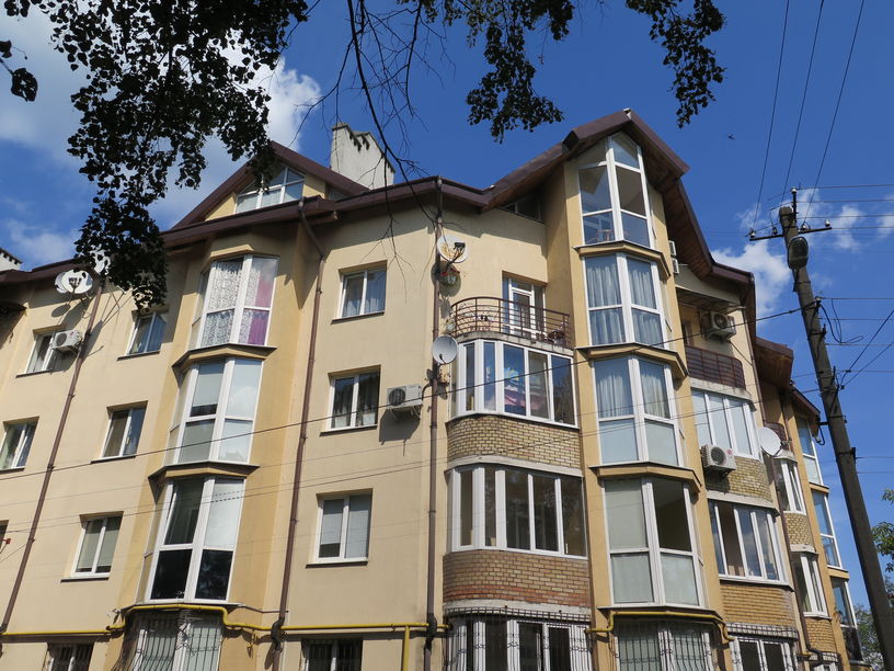 Предмет іпотеки: шестикімнатна квартира загальною площею 166,2 кв.м., житловою площею 116,1 кв.м., за адресою: м. Львів, вул. Квітова, 26, кв. 24