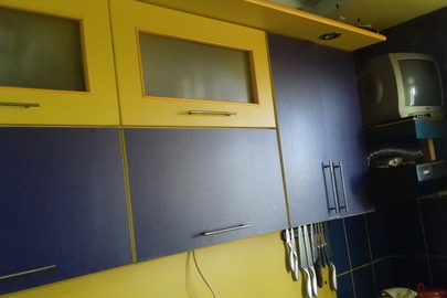 Кухонний гарнітур синьо-жовтого кольору, який складається з трьохсекційної навісної шафи та мийки, б/в