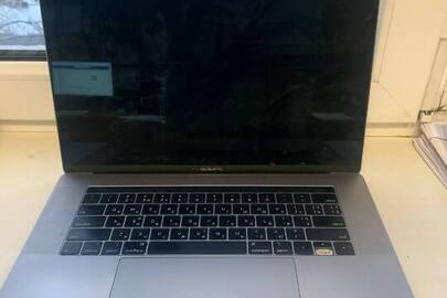 Ноутбук "MacBook Pro" "А1990", б/в