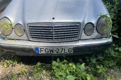 Колісний транспортний засіб Mercedes-Benz E220, 1997 року випуску, реєстраційний номер FGW27LG, № кузова WDB2100041A390464, колір сірий