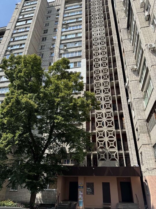 1/4 частина трикімнатної квартири загальною площею 68.5 (кв.м.), житлова площа (кв.м): 38.5 за адресою: Дніпропетровська область,  м. Дніпро, вулиця Запорізьке Шосе, 56, кв. 95