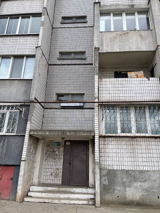 1/6 частини квартири загальною площею 127,3 кв.м., адреса: Дніпропетровська область, м. Кривий Ріг, вул. Приозерна, буд.19, кв.8,9