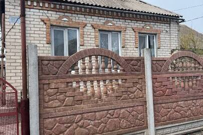 1/2 частина житлового будинку, заг.пл. 59.1  кв.м., житл. площ. 40.9 кв.м., та 1/2 частина земельної ділянки к.н. 1211000000:06:093:0027, пл. 0.0429 га, за адресою: Дніпропетровська обл., м. Кривий Ріг, вулиця Галілея, 60а