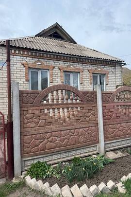 1/2 частина житлового будинку, заг.пл. 59.1  кв.м., житл. площ. 40.9 кв.м., та 1/2 частина земельної ділянки к.н. 1211000000:06:093:0027, пл. 0.0429 га, за адресою: Дніпропетровська обл., м. Кривий Ріг, вулиця Галілея, 60а
