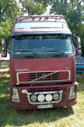 Автомобіль вантажний, марки VOLVO, модель:FH 13.440, реєстраційний номер АЕ0936ІР, VIN/номер шасі (кузова, рами): YV2AS02A57B467116, колір: червоний, рік виробництва: 2007