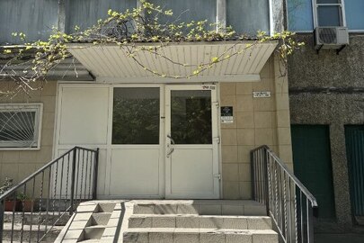 1/3 частка двокімнатної квартири загальною площею 54,5 м.кв., житловою площею 29,3 м.кв., що розташована за адресою: м.Київ, вулиця Глібова, будинок 16, квартира 42