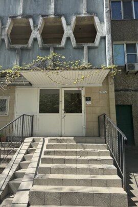 1/3 частка двокімнатної квартири загальною площею 54,5 м.кв., житловою площею 29,3 м.кв., що розташована за адресою: м.Київ, вулиця Глібова, будинок 16, квартира 42