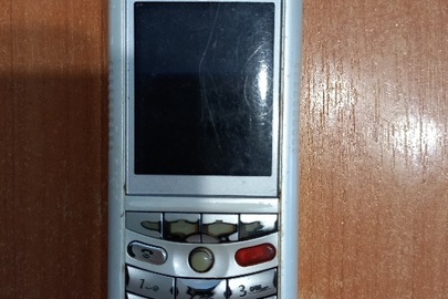 Мобільний телефон марки "Motorola" білого кольору, бувший у користуванні