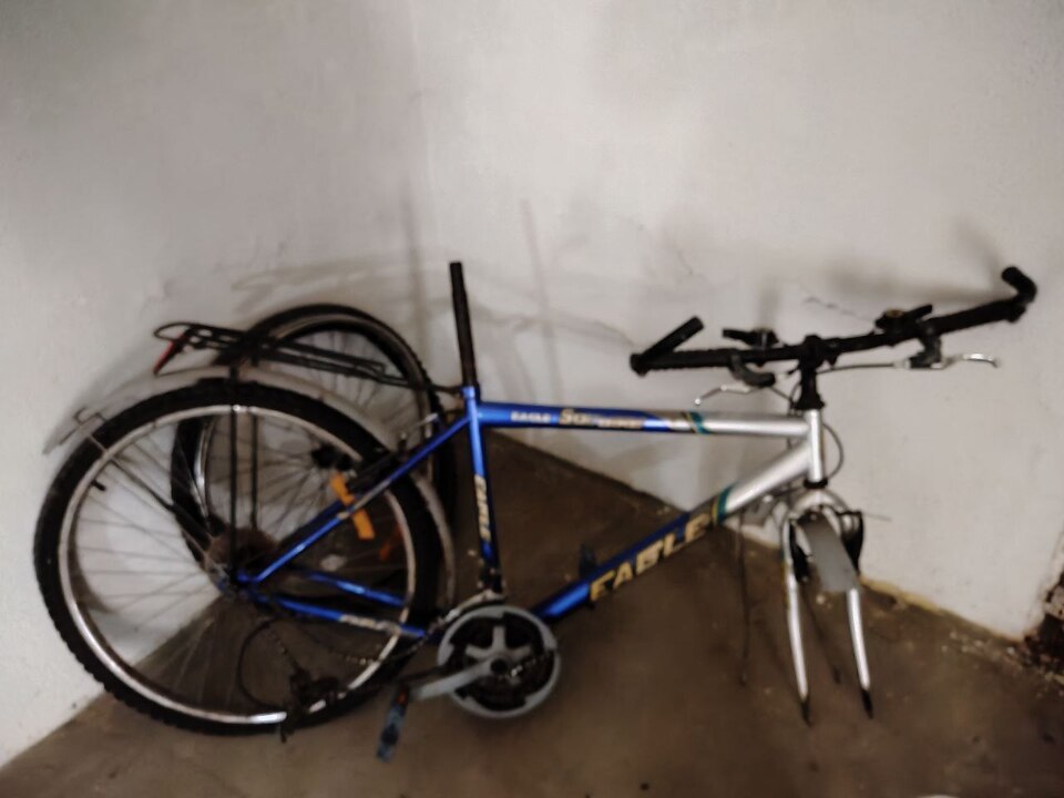 Велосипед синього кольору у кількості 1 шт