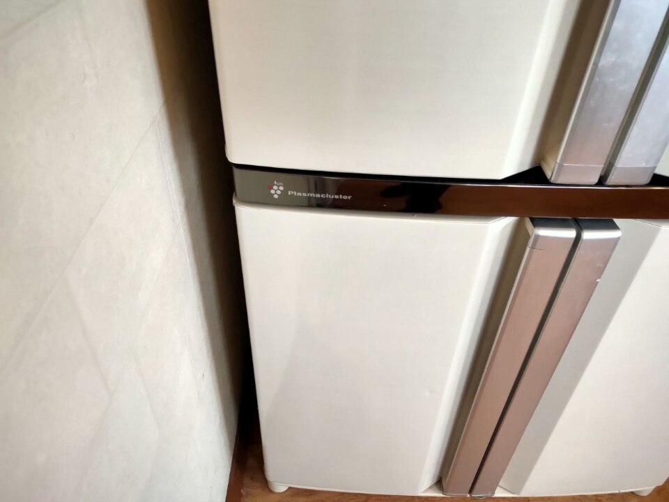 Холодильник SHARP у кількості 1 шт