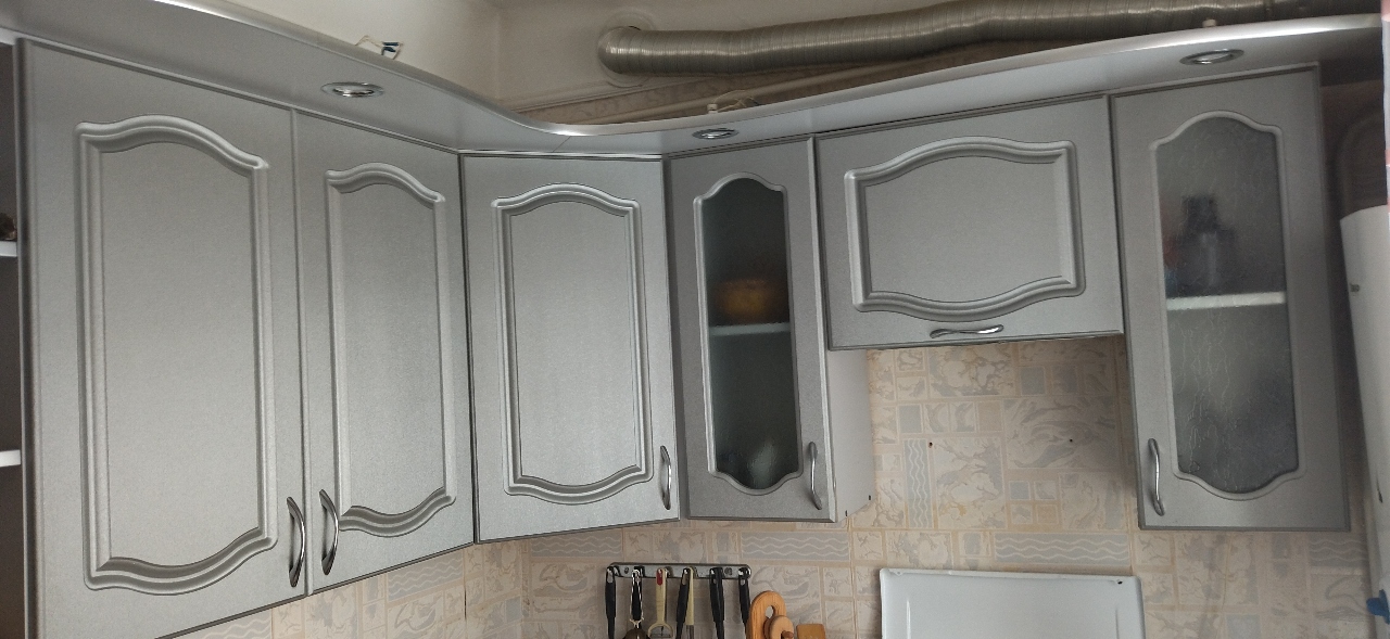 Кухонний гарнітур, сірого кольору, що складається з 5 навісних шухляд та 4 приставних, з кухонною поверхнею різного розміру, б/в