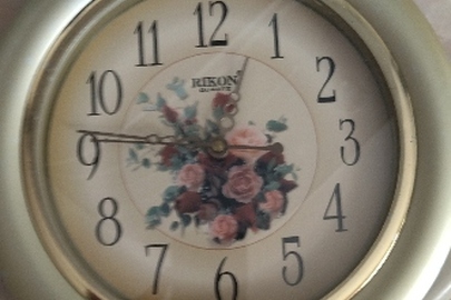 Годинник настінний, RIKON qvartz, пластиковий, бежевого кольору, на момент опису не працюючий, б/в