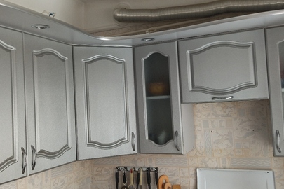 Кухонний гарнітур, сірого кольору, що складається з 5 навісних шухляд та 4 приставних, з кухонною поверхнею різного розміру, б/в