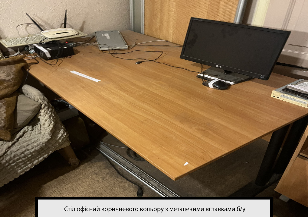 Стіл офісний коричневого кольору з металевими вставками, б/в, є незначні подряпини