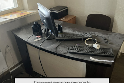 Стіл письмовий, темно-коричневого кольору, б/в, є незначні подряпини