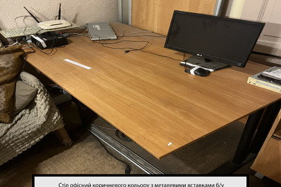 Стіл офісний коричневого кольору з металевими вставками, б/в, є незначні подряпини.