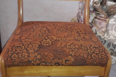 Стільці з м’яким сидінням, коричневого кольору, у  кількості 20 шт.