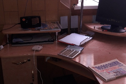 Стіл комп’ютерний кутовий, світло-коричневого кольору 