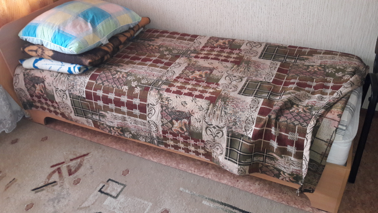 Ліжко односпальне з матрацом та тумбочкою  кольору осики, у  кількості 20 комплектів