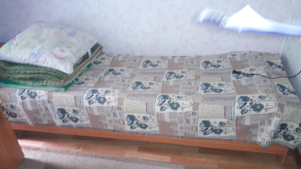 Ліжко односпальне з матрацом та  тумбочкою кольору рябини, у  кількості 20 комплектів