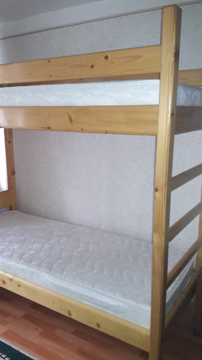 Ліжко дерев’яне двоярусне з матрацом, у кількості 6 комплектів