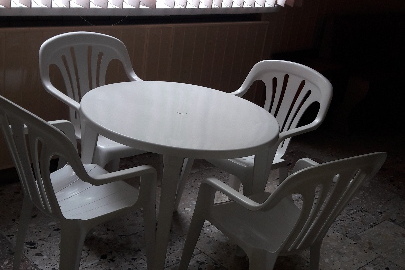 Стіл пластмасовий та 4 крісла, у кількості  1 комплект