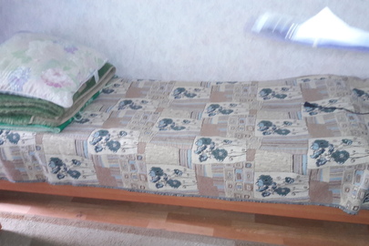 Ліжко односпальне з матрацом та  тумбочкою кольору рябини, у  кількості 20 комплектів