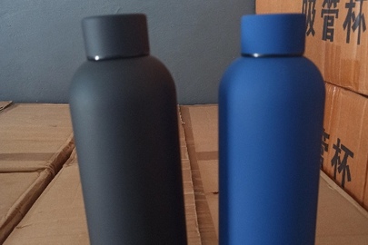 Конфісковане майно за рішенням суду: термоси, призначені для довготривалого зберігання температури води, з нержавіючої сталі- пляшка для води - 500 шт., об'ємом 500 мл, артикул TZKRQQSD – 17, нові