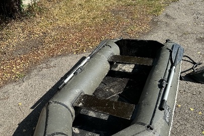 Конфіскація за рішенням суду: човен надувний марки "Grif Boat" з двома веслами, б/в