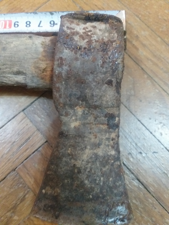 Сокира з дерев’яним руків’ям та металевим наконечником б/в 1 шт.