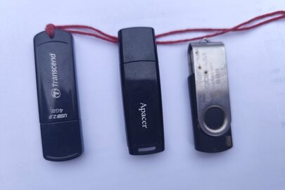 Конфісковане майно за вироком суду: 3 (три) флеш носіїв інформації «Transcend» обєм 4 GB, «Apacer» обєм 4 GB, «Goodram» обєм 8GB, чорного кольору, б/в